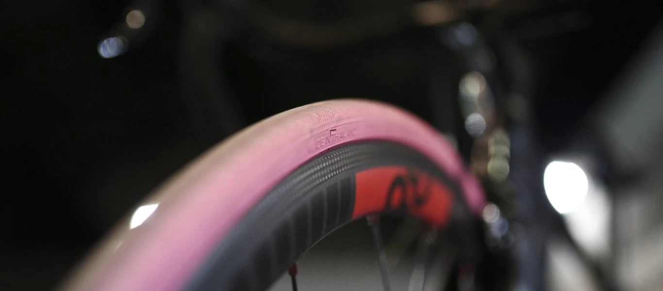 Ιταλία: Ποδηλάτης «ρίχνει» το Instagram με τα εντυπωσιακά κόλπα του πάνω σε μια ρόδα ποδηλάτου (βίντεο)